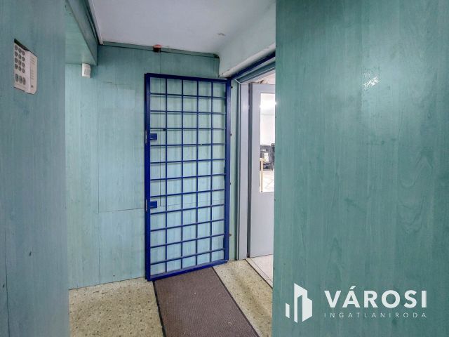 Móricz Zs. körtértől 600 m-re 100 m2-es szuterén üzlet kiadó