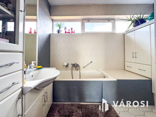 Tágas, napfényes ház Gyula legszebb utcájában