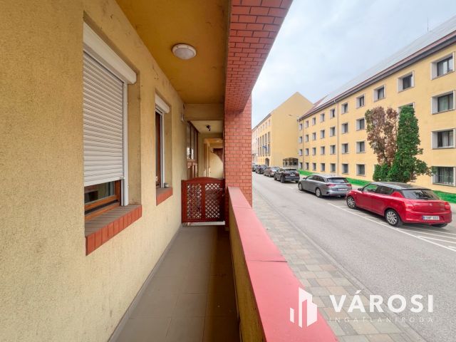 Legjobb helyen földszinti lakás garázzsal