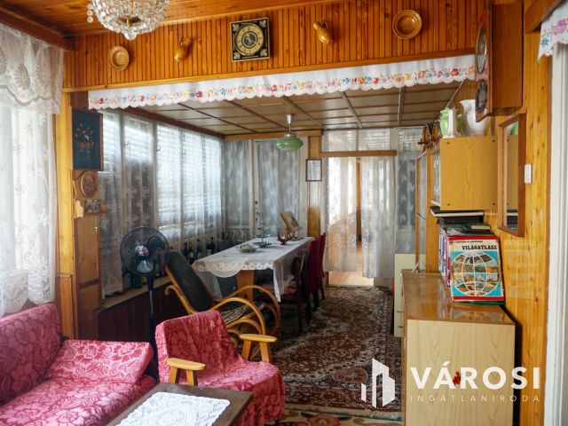 Jó állapotú, retró stílusú családi ház borospincével!
