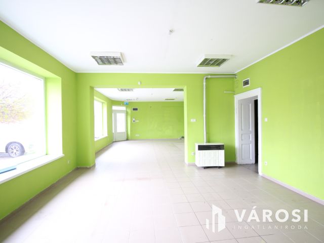 Szentesen, központhoz közeli üzlethelyiség kiadó.