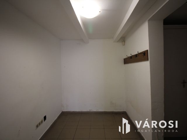 Szentesen, központhoz közeli üzlethelyiség kiadó.