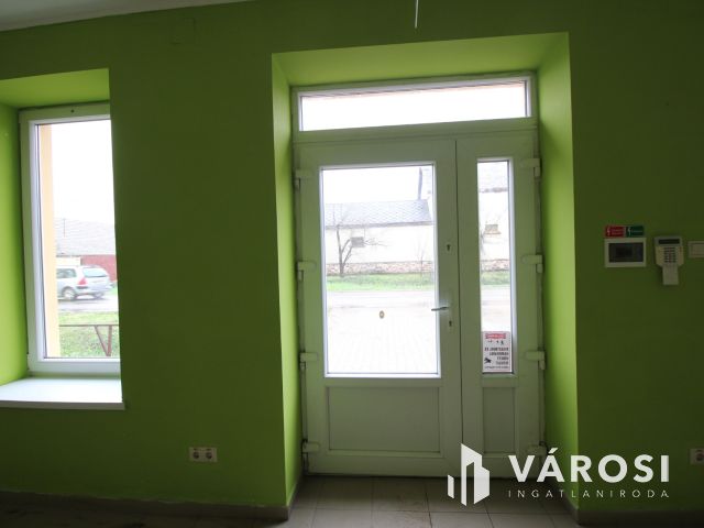 Szentesen, központhoz közeli üzlethelyiség kiadó.