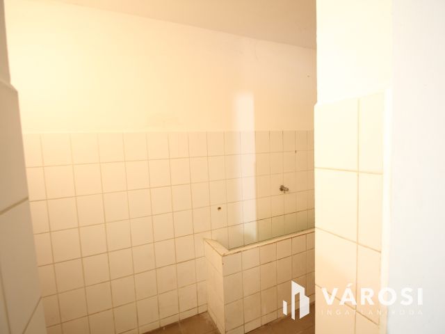 Szentesen, központhoz közeli üzlethelyiség kiadó.