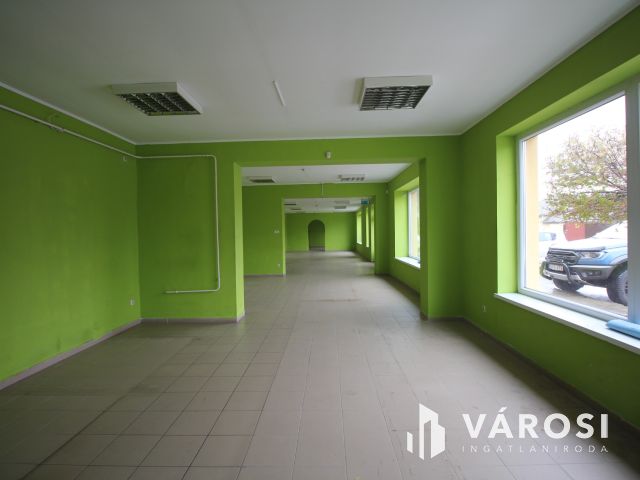 Szentesen, központhoz közeli üzlethelyiség kiadó.