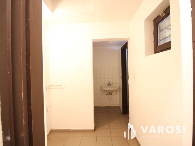 Szentesen, központhoz közeli üzlethelyiség kiadó.