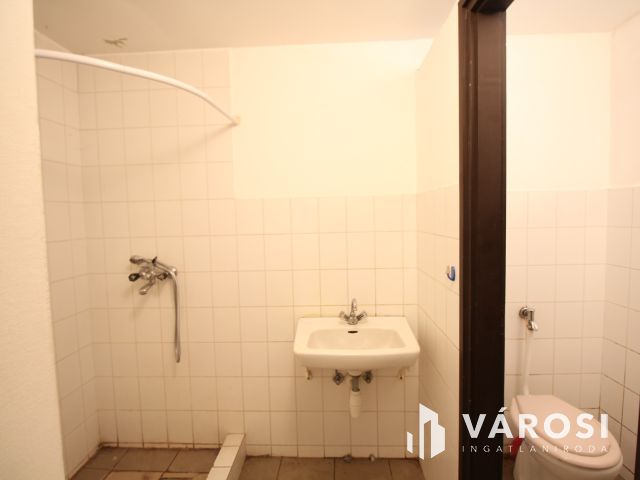 Szentesen, központhoz közeli üzlethelyiség kiadó.