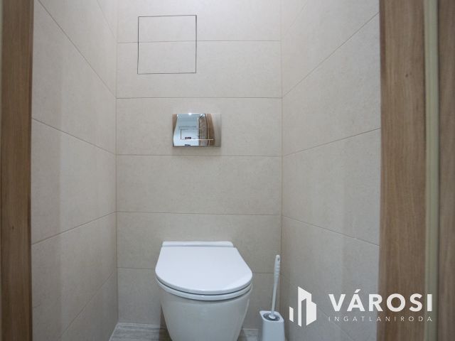 Felújított 3 szobás lakás szigetelt társasázban