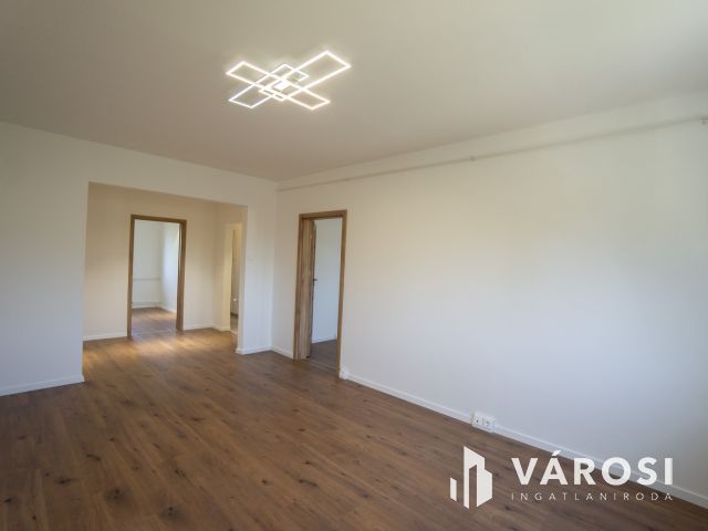 Felújított 3 szobás lakás szigetelt társasázban