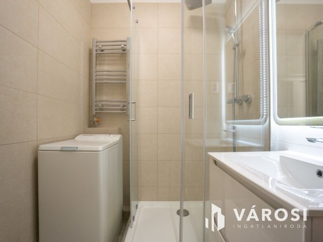 Felújított 3 szobás lakás szigetelt társasázban