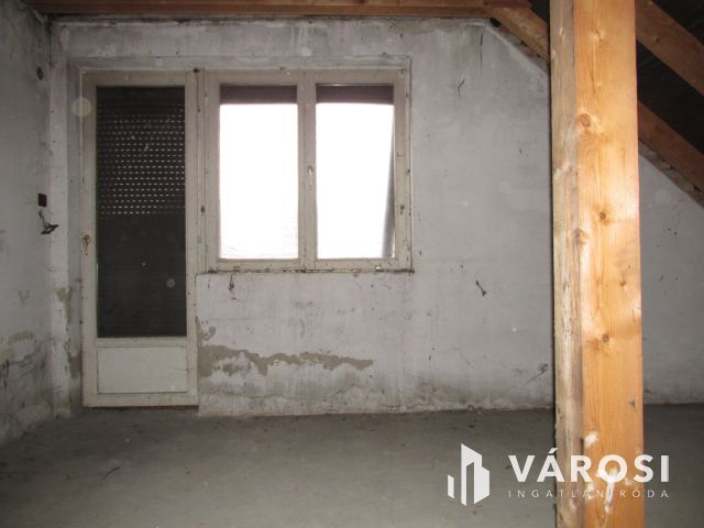 Kétszintes családi ház Dejtár központjához közel