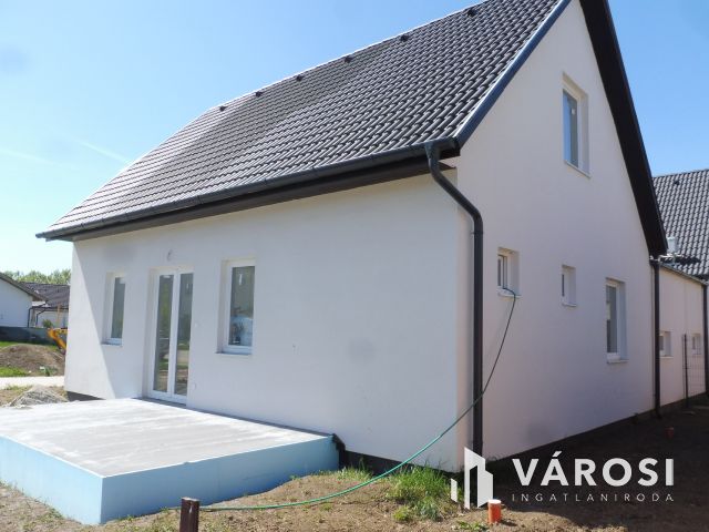 Újszegedi,nyugis,zöld-környezetben ház eladó.