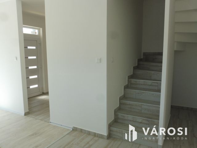 Újszegedi,nyugis,zöld-környezetben ház eladó.