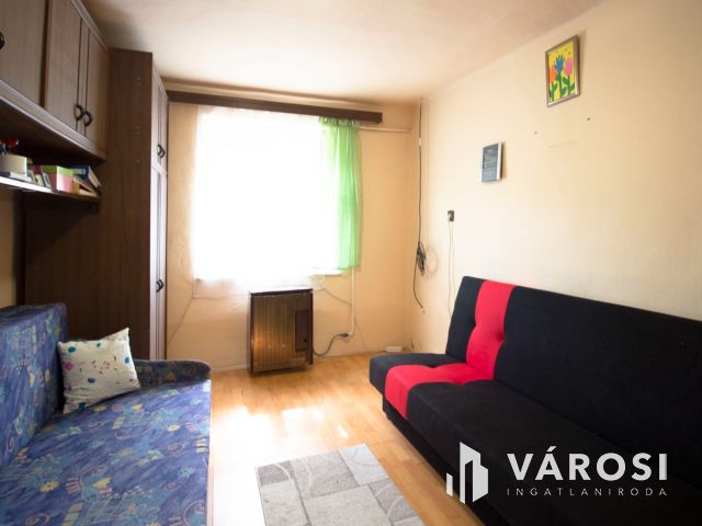 Közkedvelt utcában lépcsőmentes családi ház eladó!