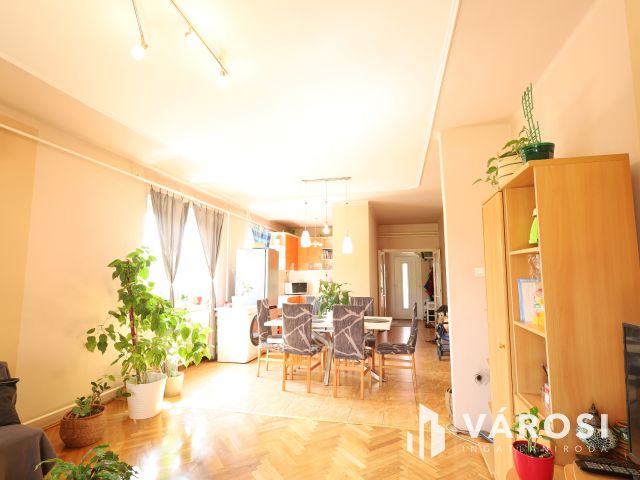 „4 külön szoba,de igény szerint akár 6 szobássá alakítható.”