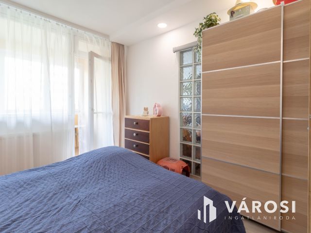 Világos, 2 szobás lakás beépített erkéllyel, remek helyen