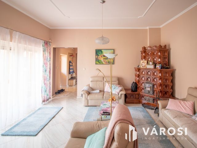 Jó állapotú, belvárosi polgári ház két lakrésszel