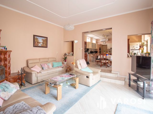 Jó állapotú, belvárosi polgári ház két lakrésszel