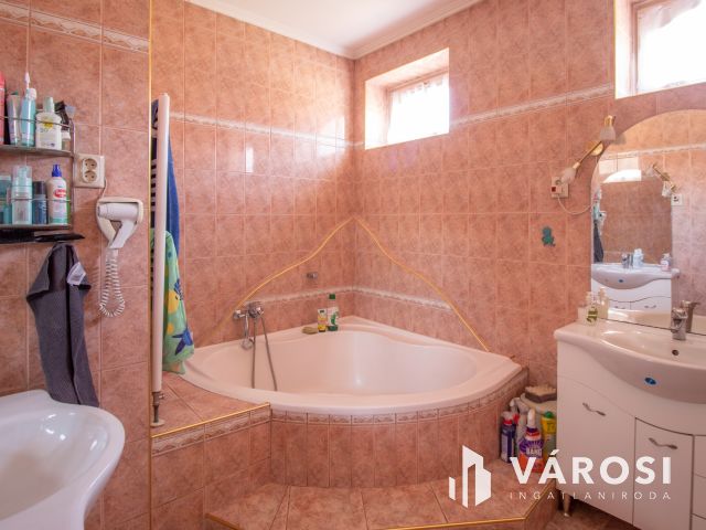 Jó állapotú, belvárosi polgári ház két lakrésszel