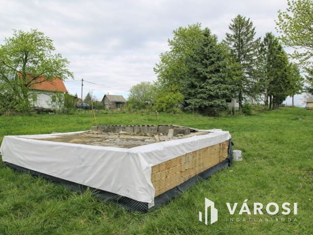 Kőszegi telek engedélyezett építmény tervekkel