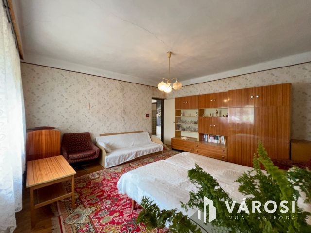 Balatonszárszó családias részén 2 szobás családi ház.