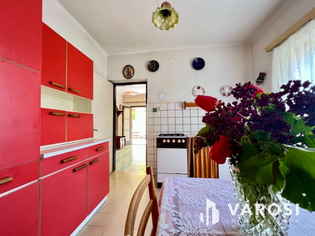 Balatonszárszó családias részén 2 szobás családi ház.