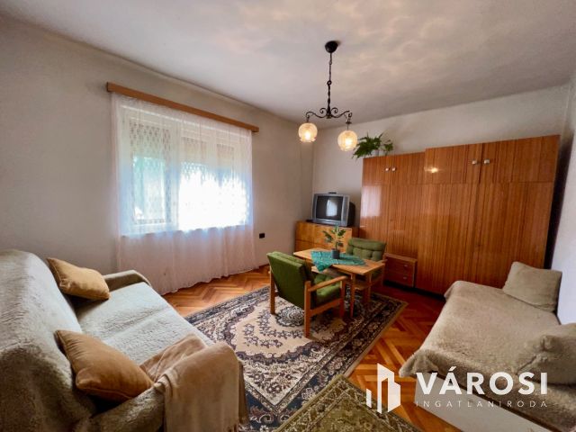 Balatonszárszó családias részén 2 szobás családi ház.