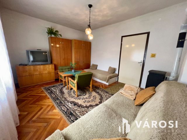 Balatonszárszó családias részén 2 szobás családi ház.