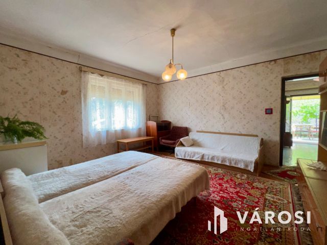 Balatonszárszó családias részén 2 szobás családi ház.