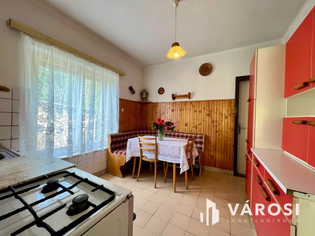 Balatonszárszó családias részén 2 szobás családi ház.