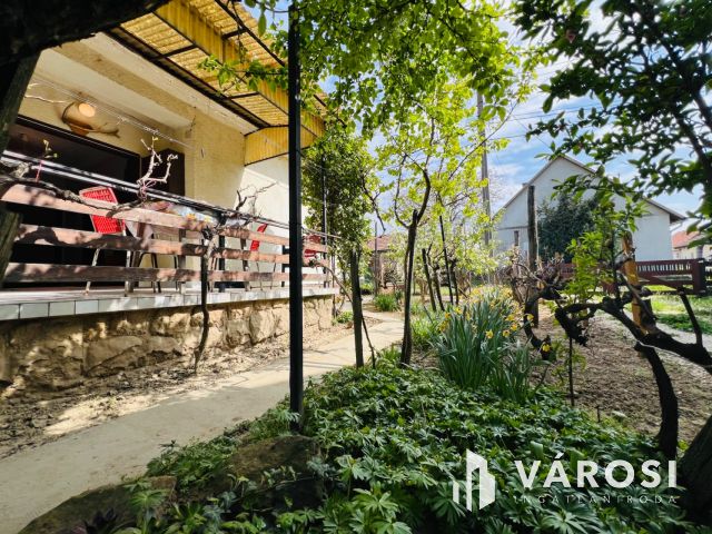 Balatonszárszó családias részén 2 szobás családi ház.