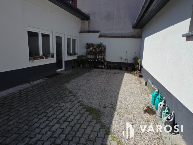 Zárt udvarban eladó 33m2-es helység, sok lehetőséggel!