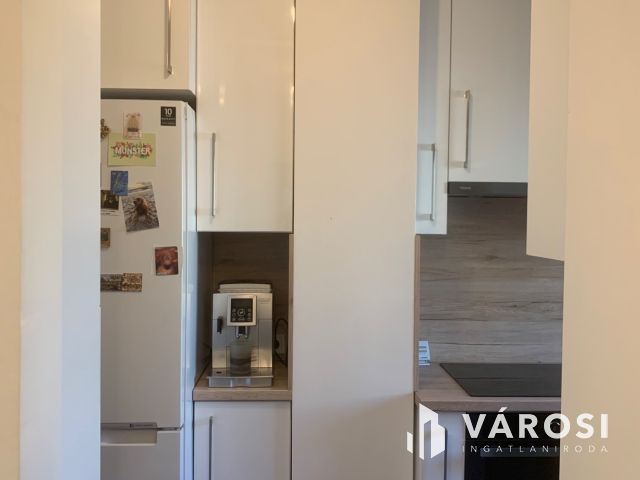 Nagyerdőn, a Damjanich utcán eladó, egy felújított erkélyes