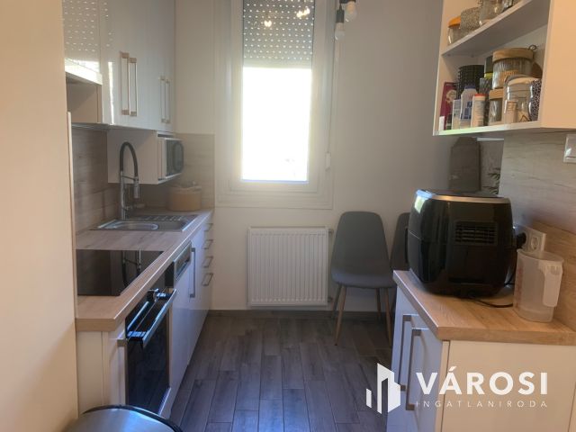 Nagyerdőn, a Damjanich utcán eladó, egy felújított erkélyes