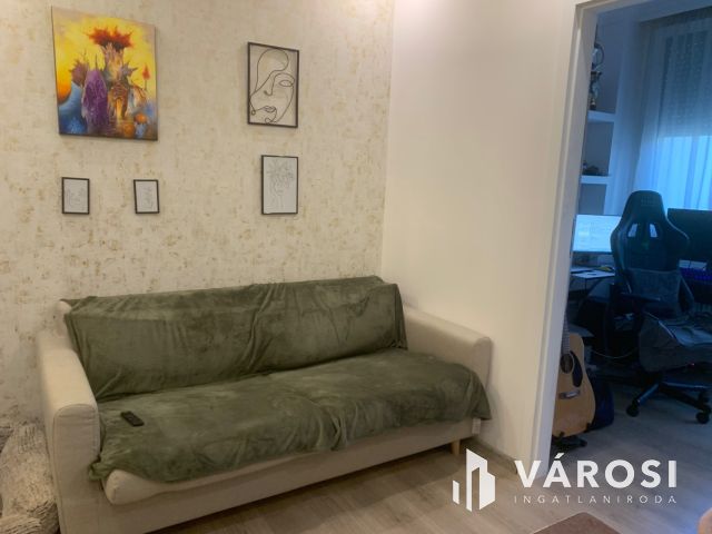 Nagyerdőn, a Damjanich utcán eladó, egy felújított erkélyes