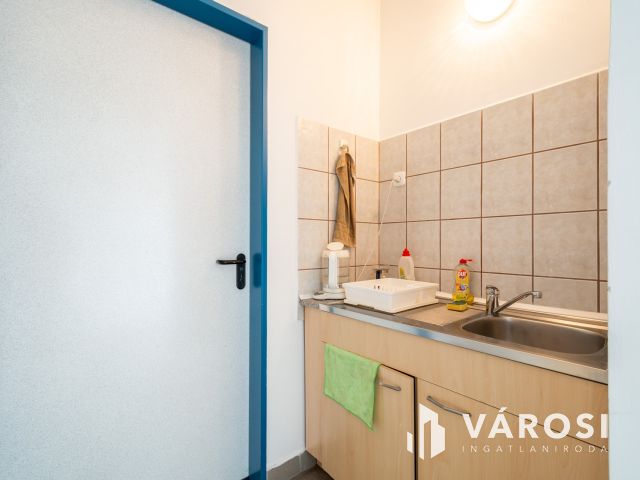 Kiadó, földszinti, napfényes iroda Zuglóban |