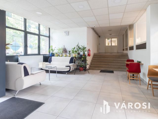 48 m2-es, két helyiséges, teakonyhás, 2.emeleti iroda