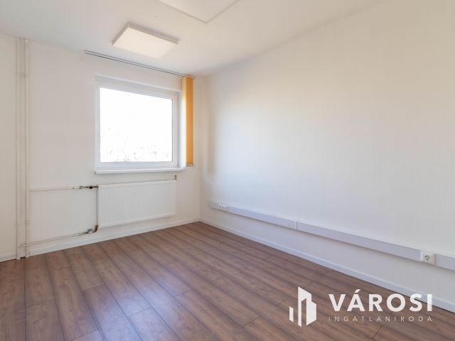 48 m2-es, két helyiséges, teakonyhás, 2.emeleti iroda