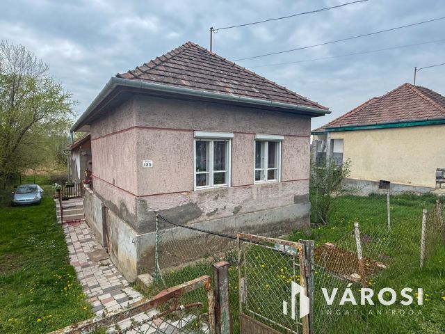 Karancslapujtőn főútvonal mellett családi ház eladó!