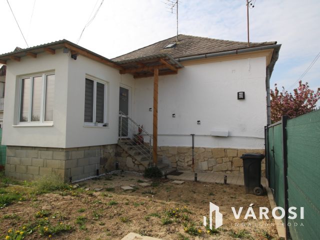 Felújított, 2 szobás házikó, pici kertel Szombathelyen