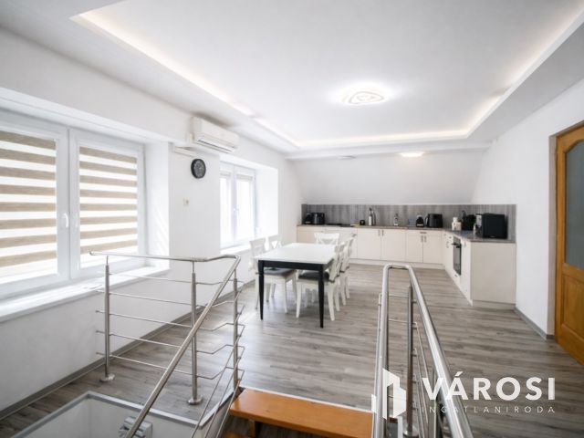 Modern családi otthon és kész üzemi bázis