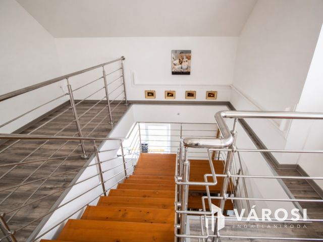 Modern családi otthon és kész üzemi bázis