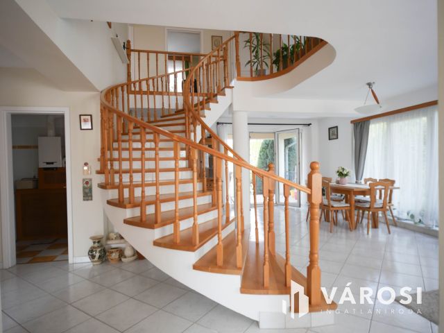 Exkluzív stílusos családi ház dupla garázzsal eladó