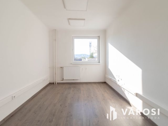 2. emeleti, 16 m2-es iroda kiadó Fáy utcai irodaépületben