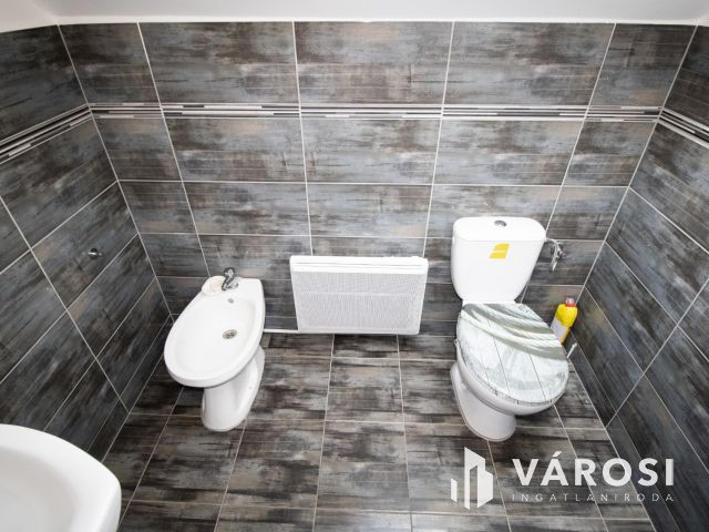 295 nm csomagolóüzem + 157 nm prémium lakótér