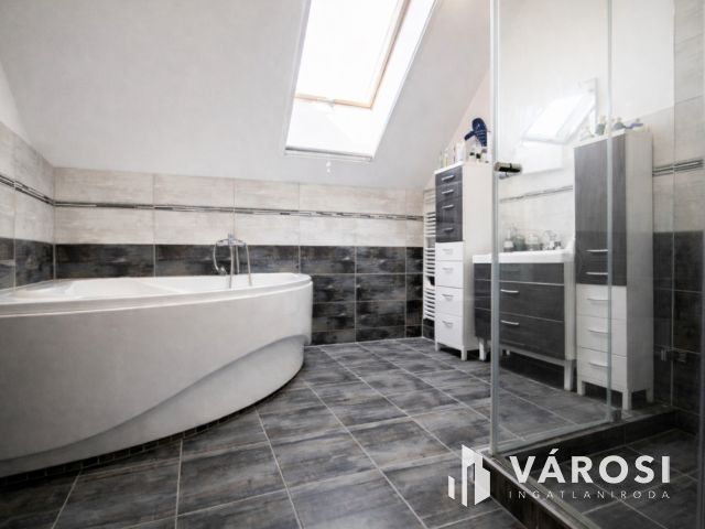 295 nm csomagolóüzem + 157 nm prémium lakótér