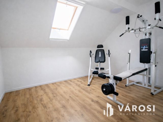 295 nm csomagolóüzem + 157 nm prémium lakótér