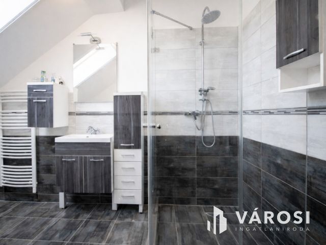 295 nm csomagolóüzem + 157 nm prémium lakótér