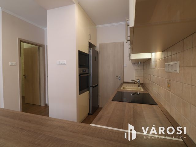 Családias lakóparkban 1. emelti lakás eladó.