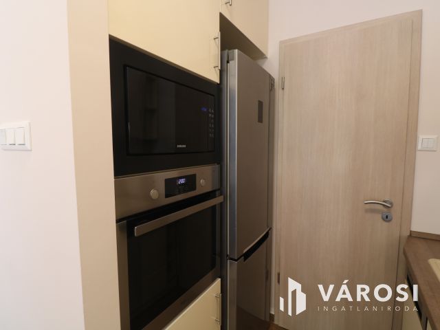 Családias lakóparkban 1. emelti lakás eladó.